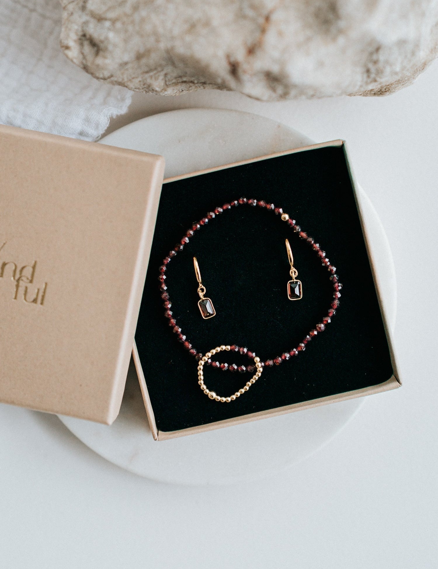 Das heymindful Bold & Bright Bundle Set: Eine harmonische Kombination aus passendem Edelstein-Armband, Ohrringen und einem Ring für ein stimmiges Schmuck-Erlebnis.
