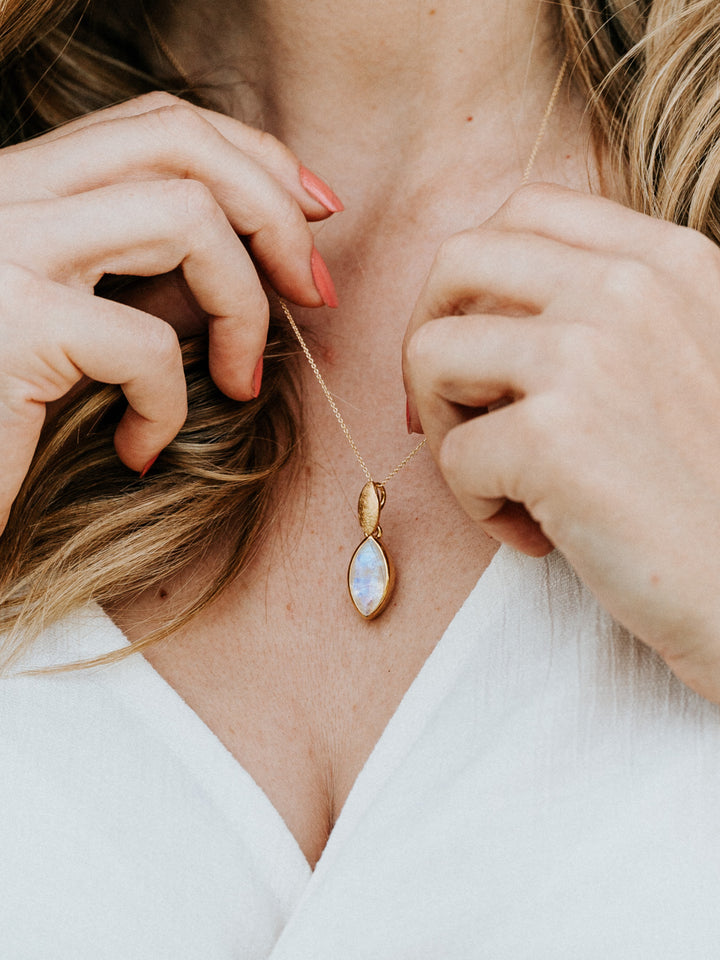 FEMININE Weißer Labradorit Kette