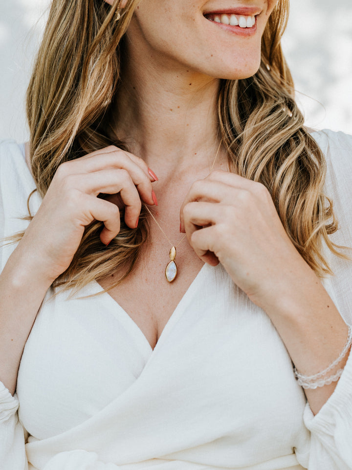 FEMININE Weißer Labradorit Kette